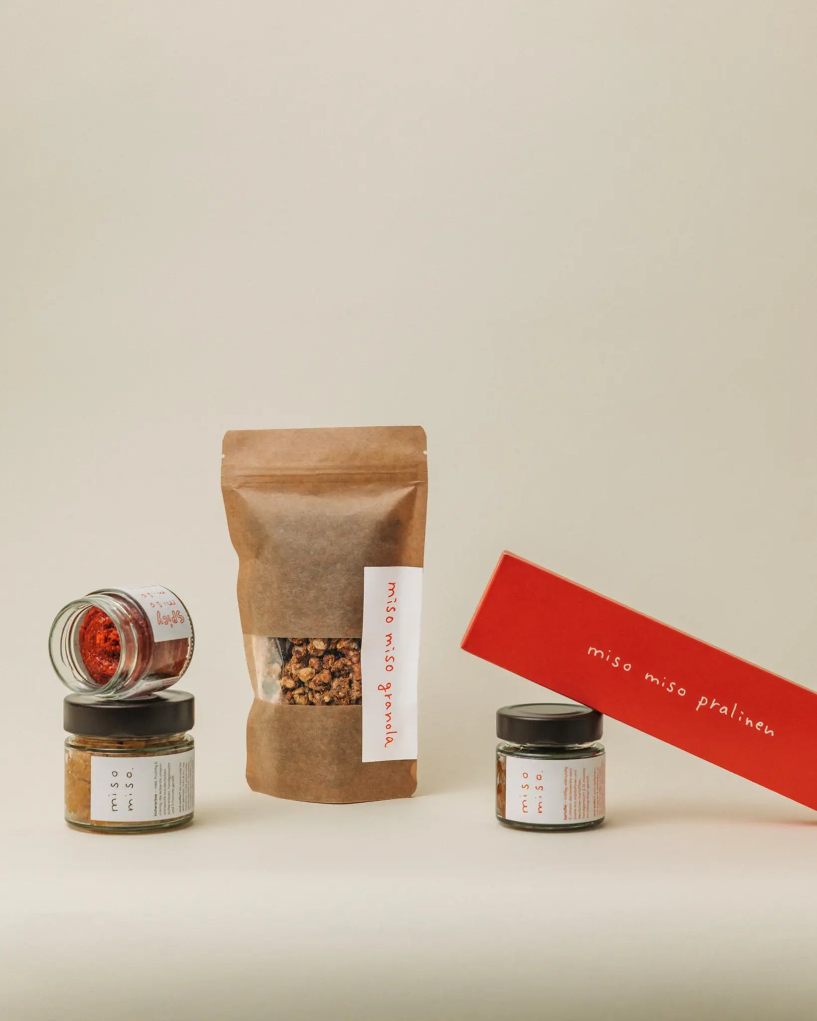 Miso Miso Geschenkbox von miso miso mit rotem Geschenkband, nachhaltige Verpackung aus Kraftkarton, Gourmet Miso Paste im Glas – Geschenkidee für Feinschmecker und Food Lovers