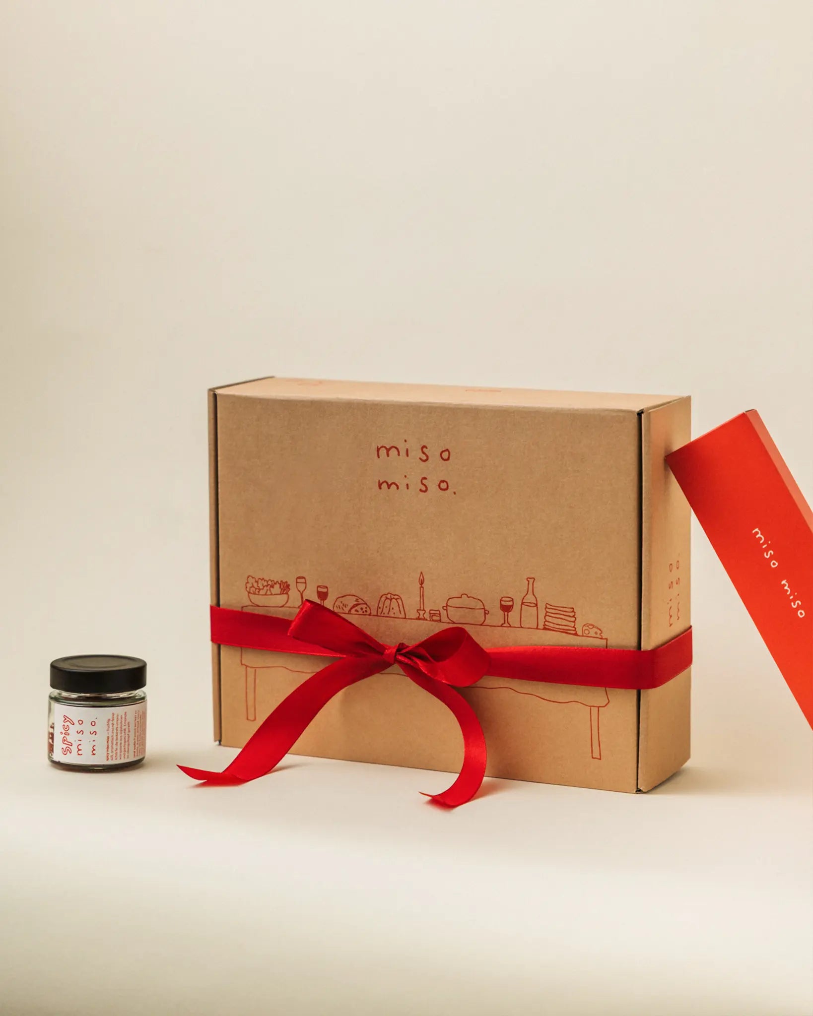 Miso Miso Geschenkbox von miso miso mit rotem Geschenkband, nachhaltige Verpackung aus Kraftkarton, Gourmet Miso Paste im Glas – Geschenkidee für Feinschmecker und Food Lovers