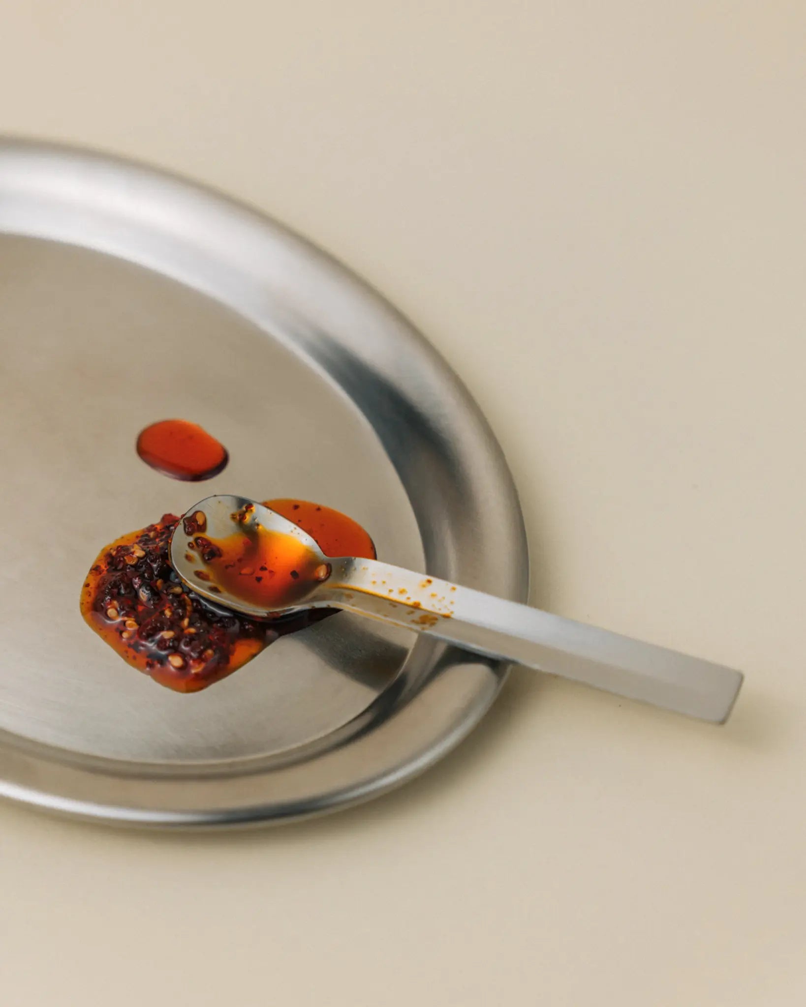 Miso Chili Öl von Miso Miso als würziges Topping für Reis, Gemüse und Nudeln.  In Deutschland hergestellt.