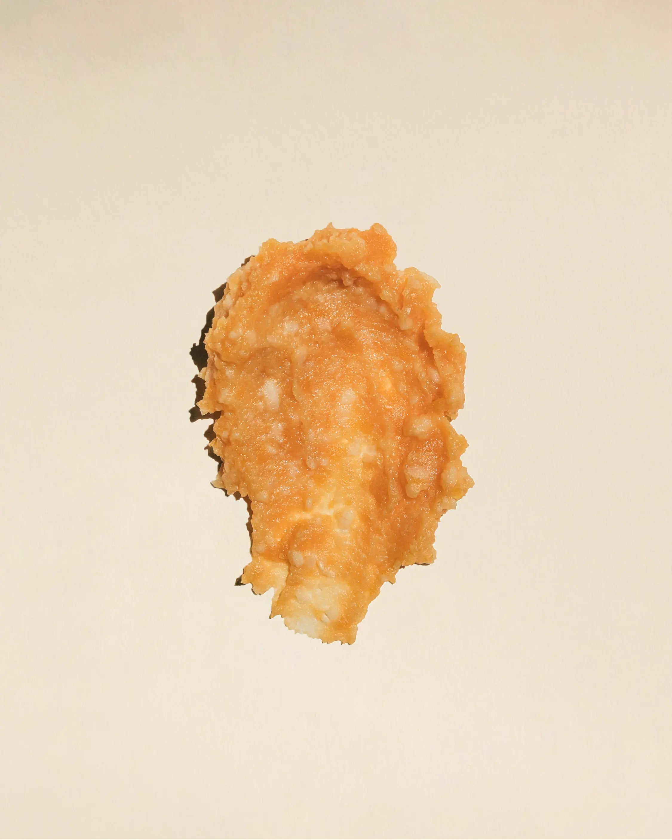 Nahaufnahme Kartoffel miso miso, goldbraune Textur auf hellem Hintergrund