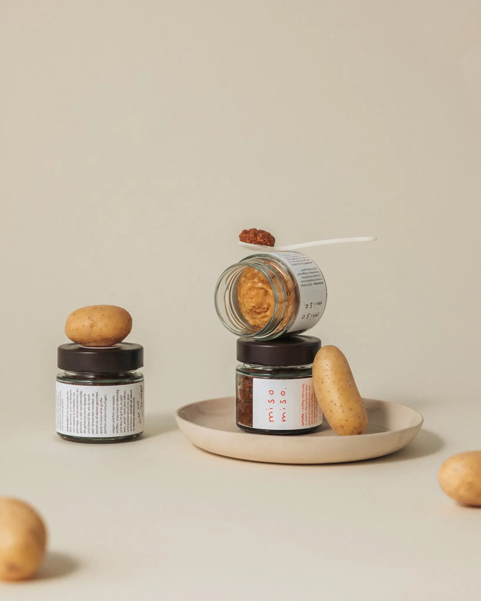 Kartoffelmiso im Glas von miso miso – handwerklich fermentierte Miso Paste aus Kartoffeln, würzig-umami Geschmack, vegane Würzpaste für kreative Küche.