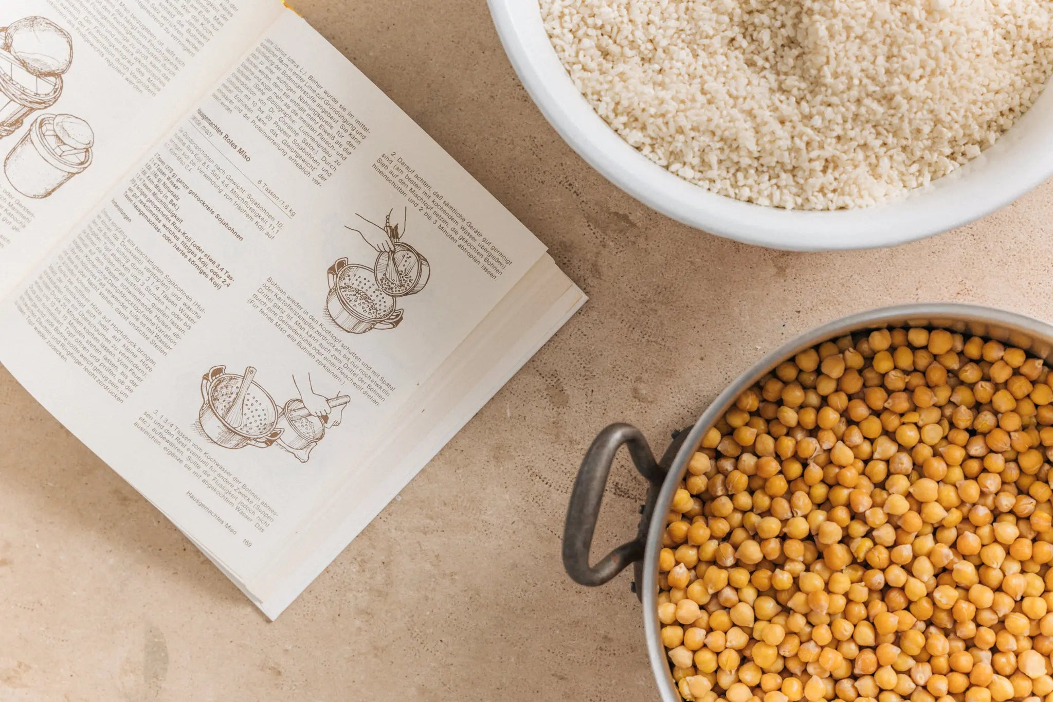 zutaten für unpasteurisiertes kichererbsen-miso: regionale kichererbsen, hausgemachter reis-koji und salz. die basis für lebendiges umami von miso miso aus heidelberg.