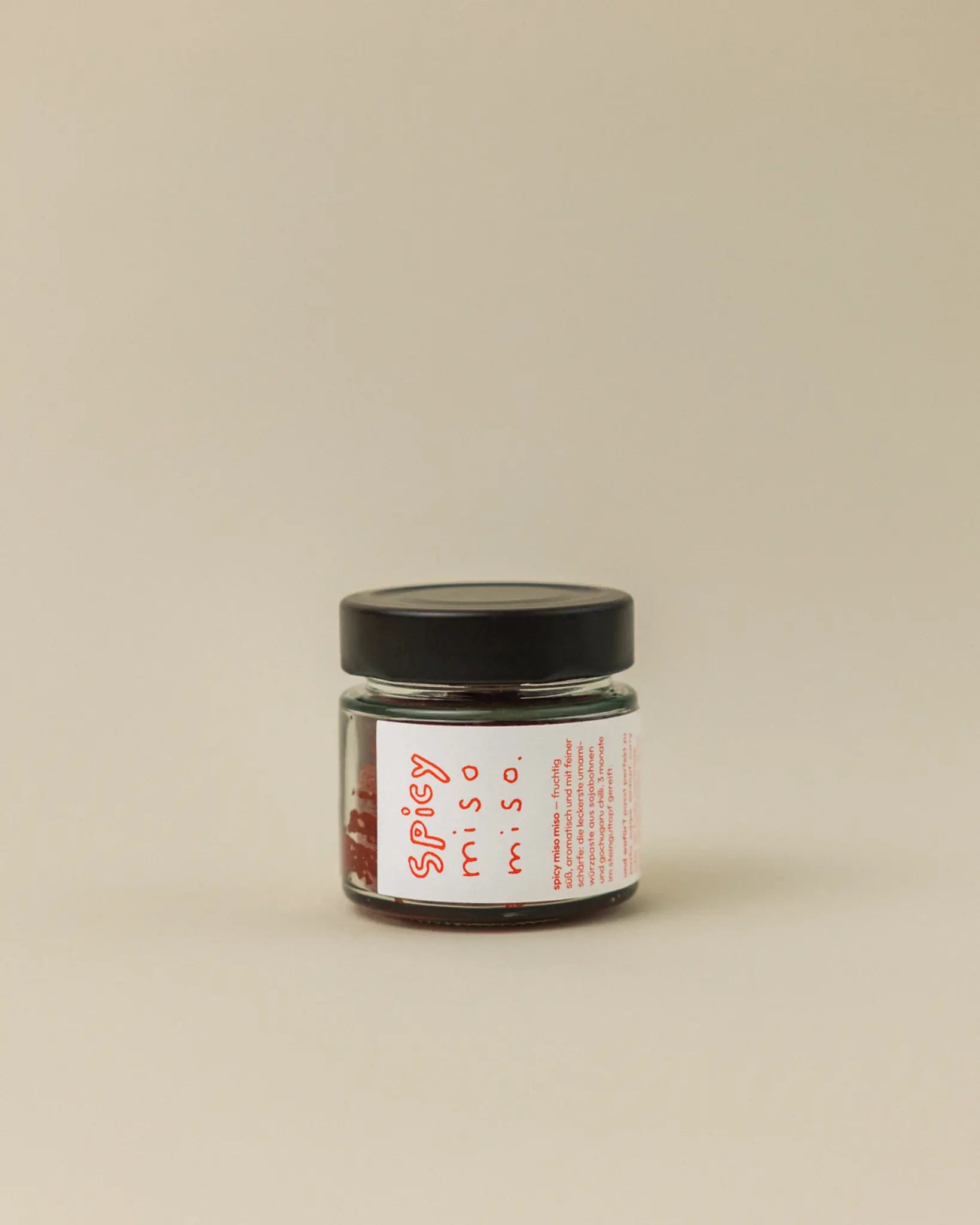 Spicy Miso im Glas von miso miso – scharfe, fermentierte Miso Paste mit intensivem Umami, ähnlich wie Gochujang, aber weniger süß und komplex-würzig im Geschmack. Aus Deutschland.