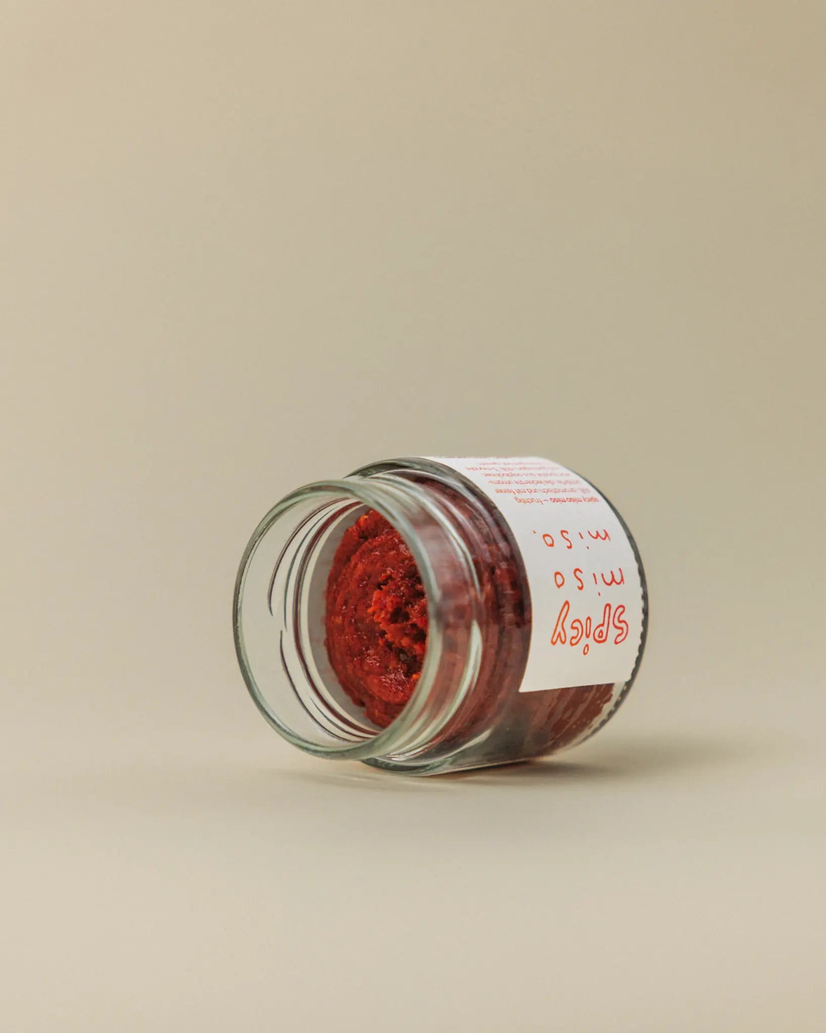 Spicy Miso im Glas von miso miso – scharfe, fermentierte Bio Miso Paste mit intensivem Umami, ähnlich wie Gochujang, aber weniger süß und komplex-würzig im Geschmack