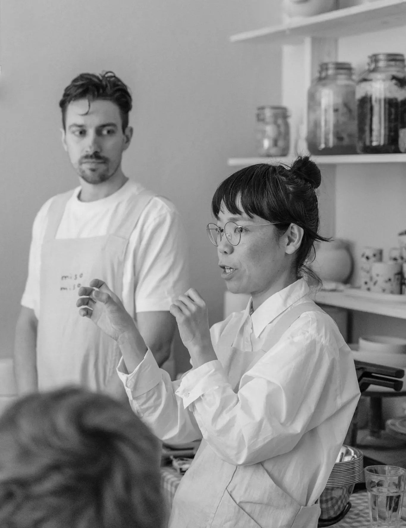 Teilnehmende bei einem Miso Miso Fermentationsworkshop beim gemeinsamen Fermentieren.