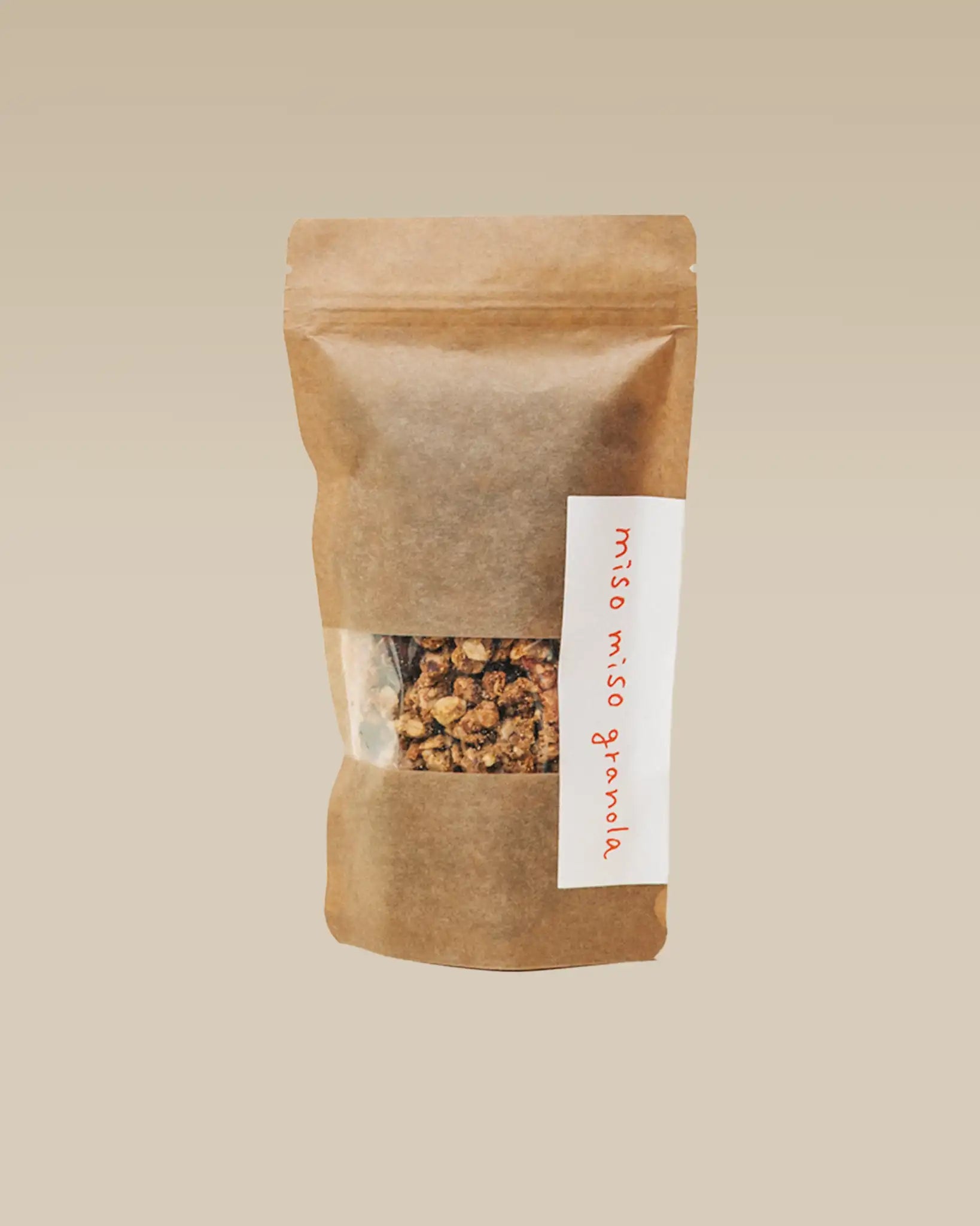 Verpacktes miso miso Granola in nachhaltigem Beutel auf neutralem Hintergrund