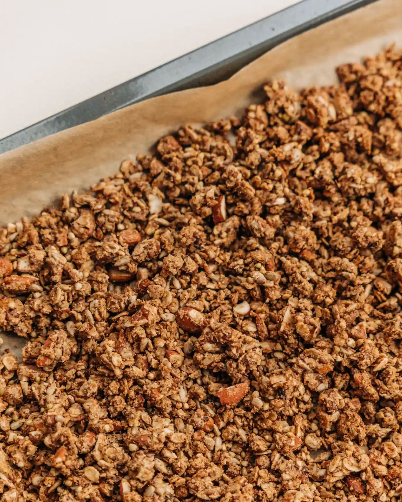 Frisch gebackenes Miso Granola auf einem Blech in Nahaufnahme